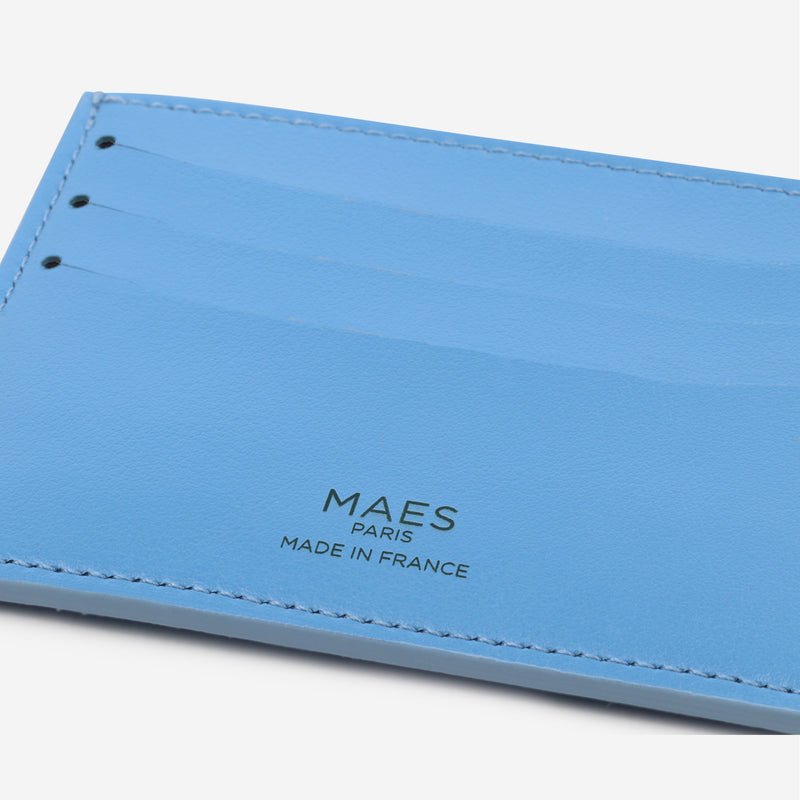 Porte-cartes M24 de MAES Paris, fabriqué en France en M_MAT_mycelium, zoom sur le logo MAES Paris [color:bleu denim,denim blue]