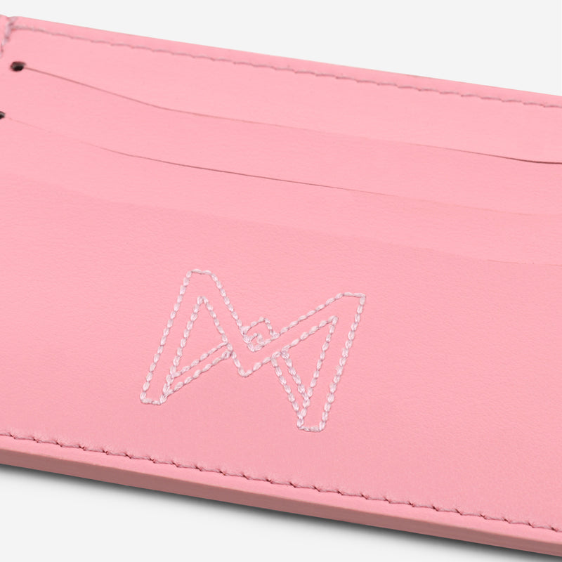 Porte-cartes M24 de MAES Paris, fabriqué en France en M_MAT_mycelium, zoom sur le double M [color:rose,pink]